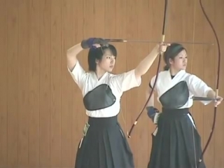 girls doing japanese archery - yumi